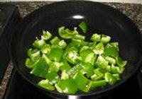 菜椒炒卤豆腐的做法 步骤6