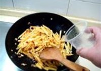 鱼香土豆炒什锦的做法 步骤5