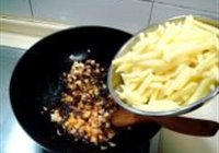 鱼香土豆炒什锦的做法 步骤4