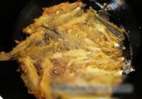 酥炸小鱼的做法 步骤5