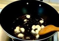 鱼露金蒜焖扁豆的做法 步骤3