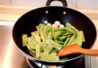 鱼露金蒜焖扁豆的做法 步骤5