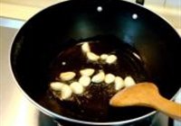 鱼露金蒜焖扁豆的做法 步骤4