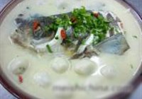 荠菜汤圆炖鱼头的做法 步骤8