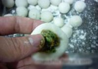荠菜汤圆炖鱼头的做法 步骤6