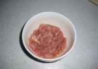 香芹白豆干炒肉的做法 步骤2