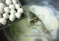 荠菜汤圆炖鱼头的做法 步骤7