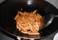 香芹白豆干炒肉的做法 步骤4