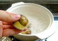 文蛤西红柿煲仔饭的做法 步骤2