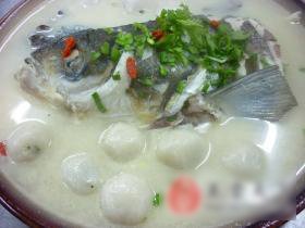 荠菜汤圆炖鱼头