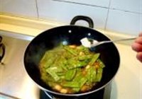 鱼露金蒜焖扁豆的做法 步骤11