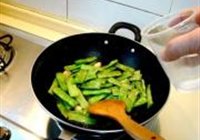 鱼露金蒜焖扁豆的做法 步骤9