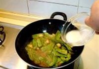 鱼露金蒜焖扁豆的做法 步骤12