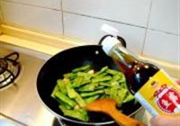 鱼露金蒜焖扁豆的做法 步骤8