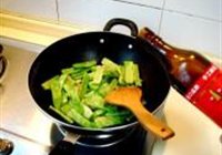 鱼露金蒜焖扁豆的做法 步骤6