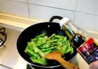 鱼露金蒜焖扁豆的做法 步骤7