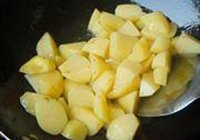 土豆炖鸡块的做法 步骤5