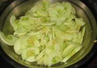 瘦肉炒小脆瓜的做法 步骤1