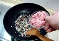 肉末炒酸角的做法 步骤2