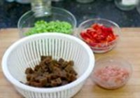 毛豆米炒大头菜的做法 步骤2