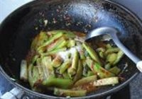 辣炒蛇瓜的做法 步骤6