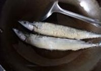 干煎秋刀鱼的做法 步骤7
