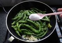 干煸小辣椒的做法 步骤4