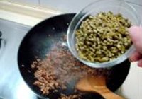 肉末炒酸角的做法 步骤3