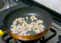 毛豆米炒大头菜的做法 步骤3