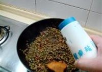 肉末炒酸角的做法 步骤6