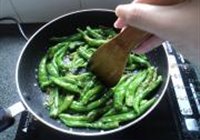 干煸小辣椒的做法 步骤5