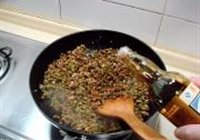 肉末炒酸角的做法 步骤5