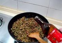 肉末炒酸角的做法 步骤4