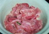 血豆腐肉片炒青蒜的做法 步骤3
