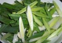 血豆腐肉片炒青蒜的做法 步骤2
