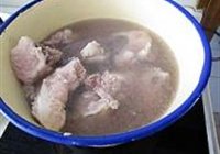 茶树菇牛骨煲的做法 步骤2