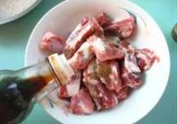 粽香糯米排骨的做法 步骤2