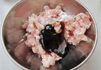 玉米粒炒肉泥的做法 步骤1