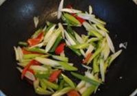 大葱炒豆丹的做法 步骤7