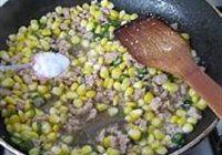 玉米粒炒肉泥的做法 步骤10