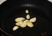 蒜烧深海鲈鱼的做法 步骤5