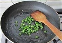 玉米粒炒肉泥的做法 步骤6