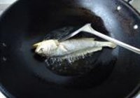 油炸小黄鱼的做法 步骤3