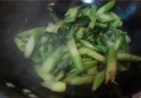 腊肠炒芥兰的做法 步骤5