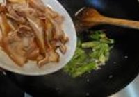 尖椒炒猪耳根的做法 步骤5