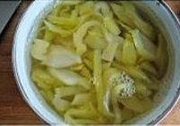 酸菜肥肠煲的做法 步骤2