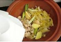 酸菜肥肠煲的做法 步骤9