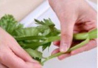 芹菜炒熏干的做法 步骤2