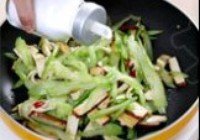 芹菜炒熏干的做法 步骤9
