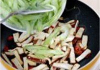 芹菜炒熏干的做法 步骤8